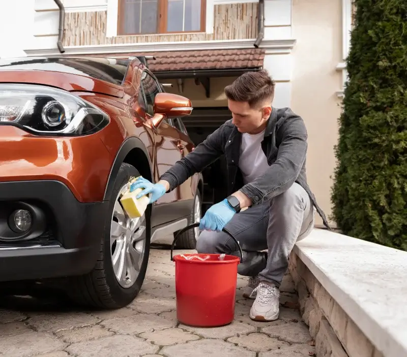 Lavage auto à domicile Cloyes-les-Trois-Rivières : professionnel intervenant sur un véhicule